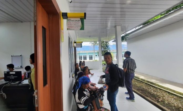 Masyarakat antri di poli penyakit dalam RSUD Tuan Rondahaim Kabupaten Simalungun.