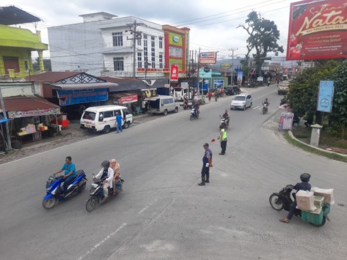 Polisi saat mengatur lalu lintas