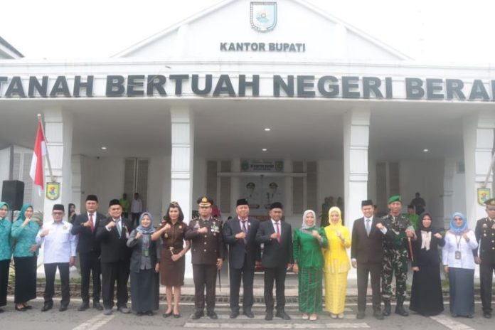 Pemerintah Kabupaten Serdang Bedagai (Pemkab Sergai) menggelar upacara khidmat memperingati Hari Jadi ke-21 di Lapangan Gedung Putih, Komplek Kantor Bupati Sergai, Sei Rampah, Senin (6/1/25).