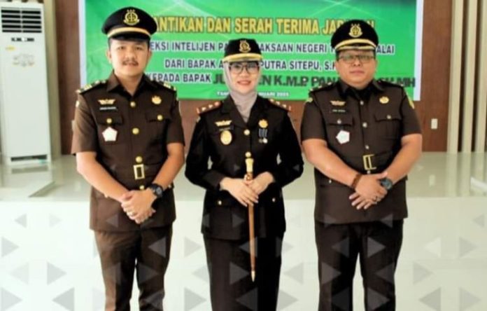 Kepala Kejaksaan Negeri Tanjung Balai, Yuliyati Ningsih, SH.MH, secara resmi melantik dan memimpin serah terima jabatan dari pejabat lama, Andi Sahputra Sitepu, S.H., kepada pejabat baru, Juergen K. Marusaha P. Panjaitan.