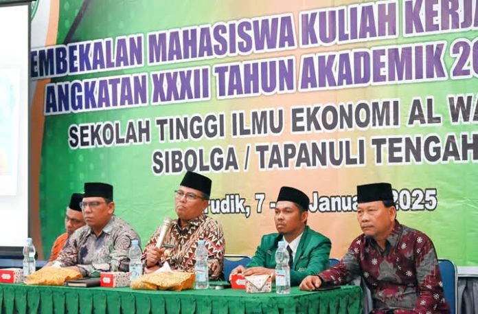 Pj. Bupati Tapteng Sugeng Riyanta saat menjadi pemateri kuliah umum pada Pembekalan Kuliah Kerja Nyata Mahasiswa STIE Al Washliyah Sibolga-Tapteng.