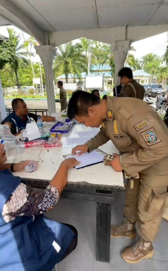 Petugas Satpol PP Deli Serdang menjalani test urine yang dilakukan oleh BNNK.