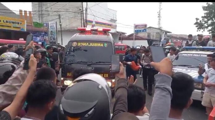 Polisi mengevakuasi korban yang terlindas truk dan mengecek tempat kejadian perkara (f:susan/mistar)