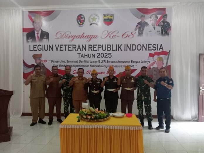 Pemberian bingkisan dan potong tumpeng peringatan HUT LVRI di Lubuk Pakam.(f:sembiring/mistar)