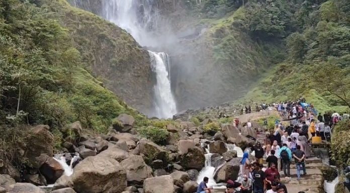 Wisatawan memadati objek wisata air terjun Ponot di Kabupaten Asahan pada saat libur tahun baru.